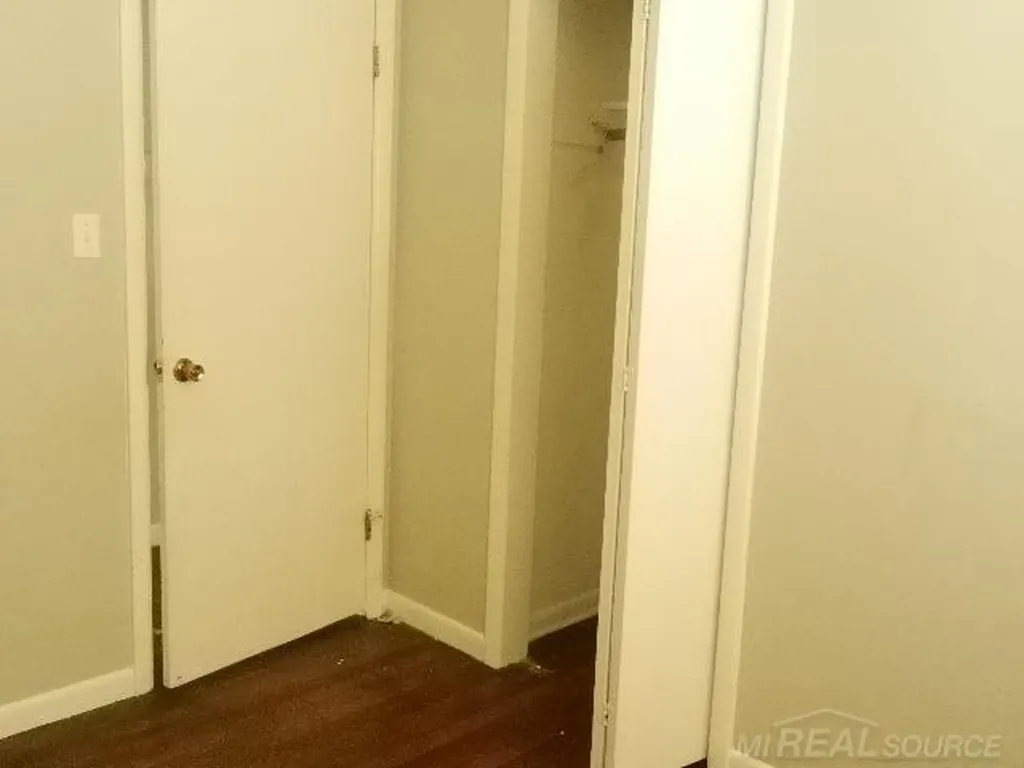 22485 Hillock Avenue Warren City MI 48089