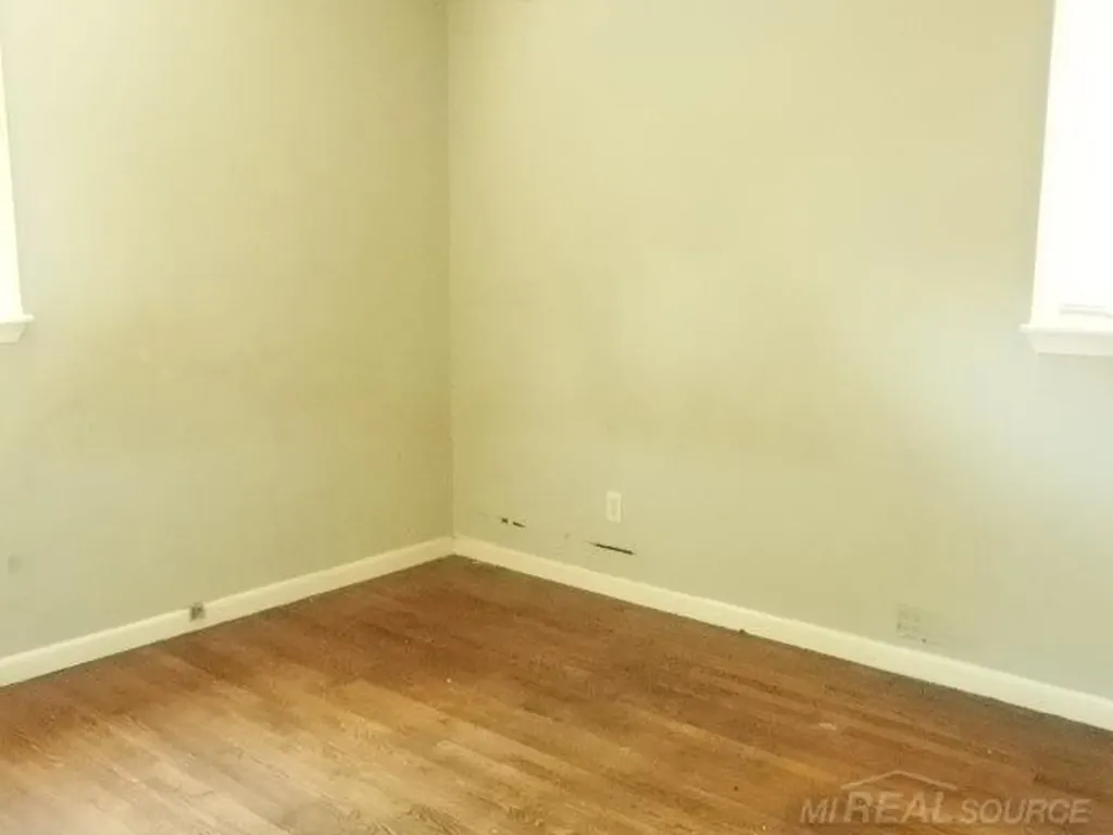 22485 Hillock Avenue Warren City MI 48089