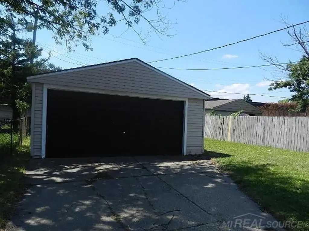 22485 Hillock Avenue Warren City MI 48089