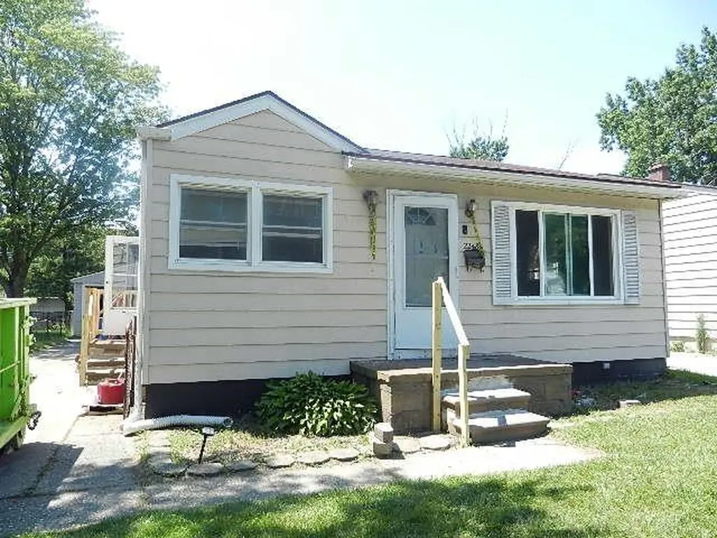 22485 Hillock Avenue Warren City MI 48089