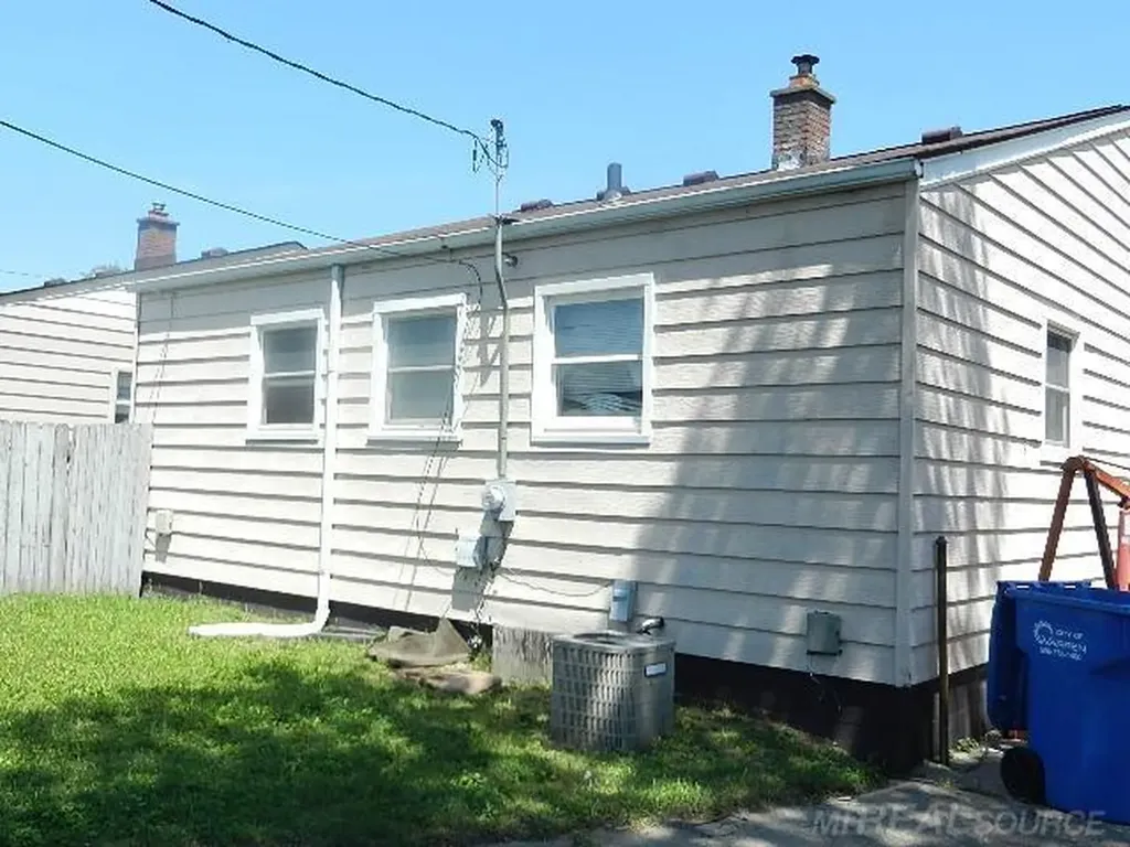 22485 Hillock Avenue Warren City MI 48089