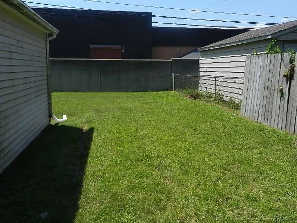 22485 Hillock Avenue Warren City MI 48089