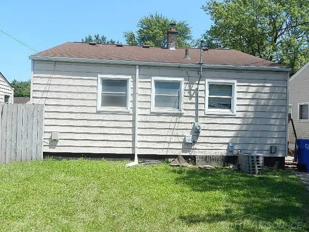 22485 Hillock Avenue Warren City MI 48089
