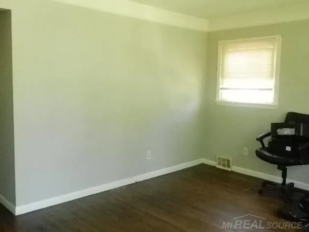 22485 Hillock Avenue Warren City MI 48089