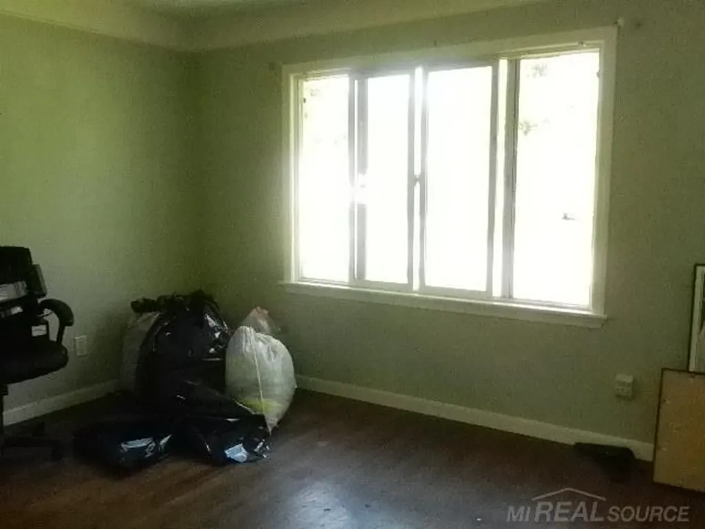 22485 Hillock Avenue Warren City MI 48089