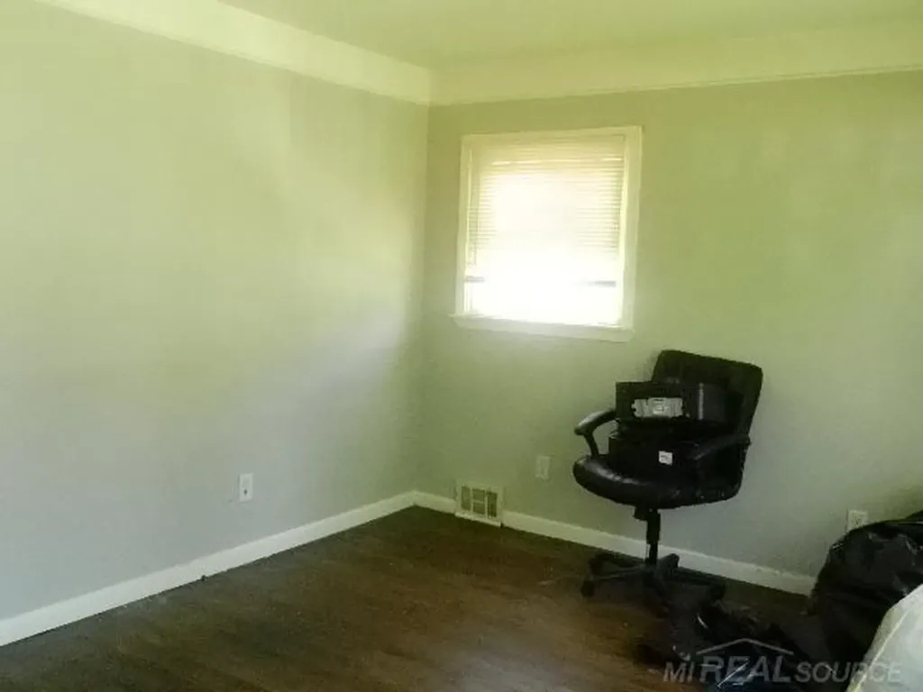 22485 Hillock Avenue Warren City MI 48089