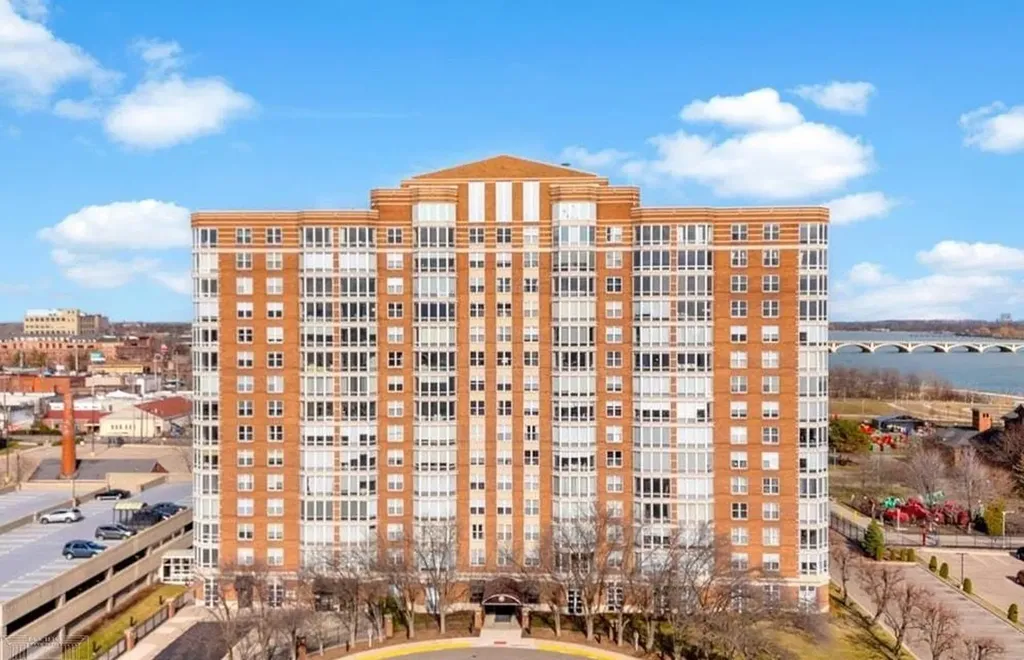 250 E Harbortown #1006 Drive Detroit City MI 48207