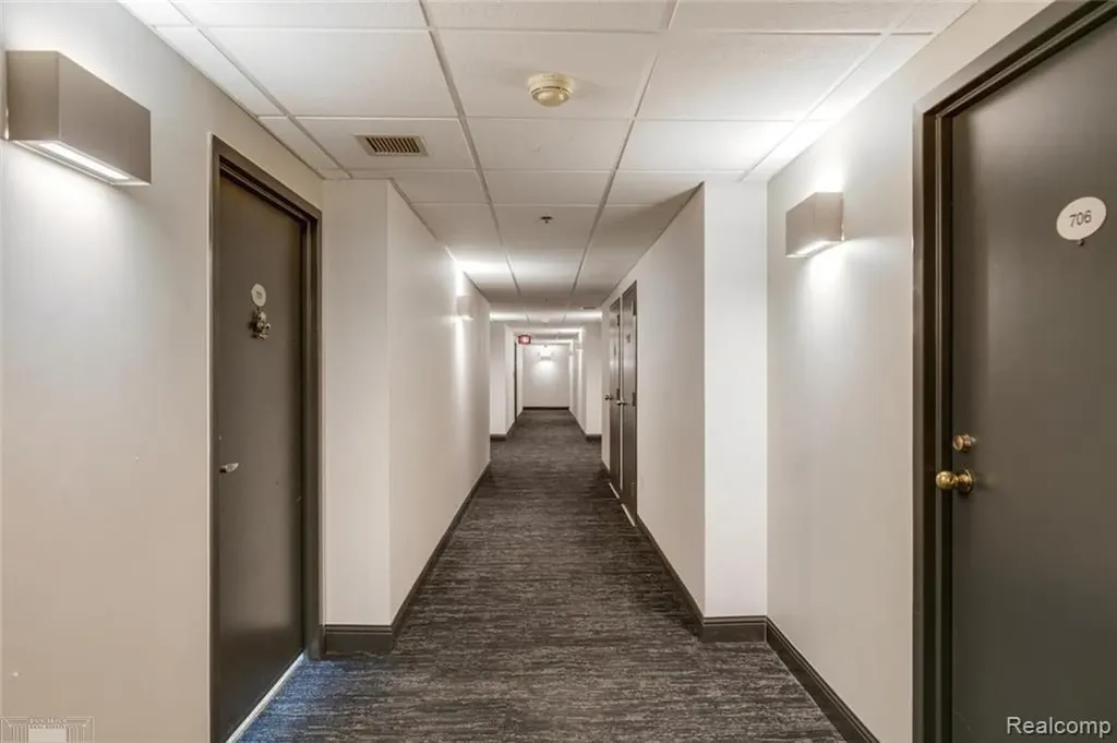 250 E Harbortown #1006 Drive Detroit City MI 48207
