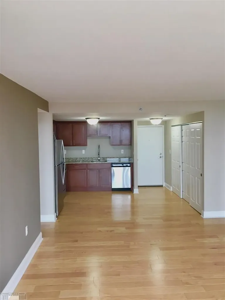 250 E Harbortown #1006 Drive Detroit City MI 48207