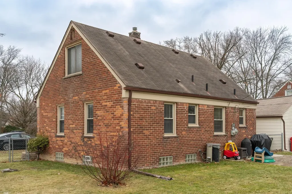 16605 Rosemary Street Fraser City MI 48026