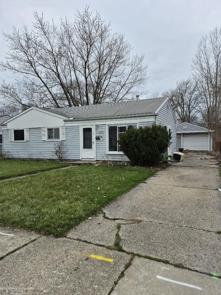 21893 Ehlert Avenue Warren City MI 48089