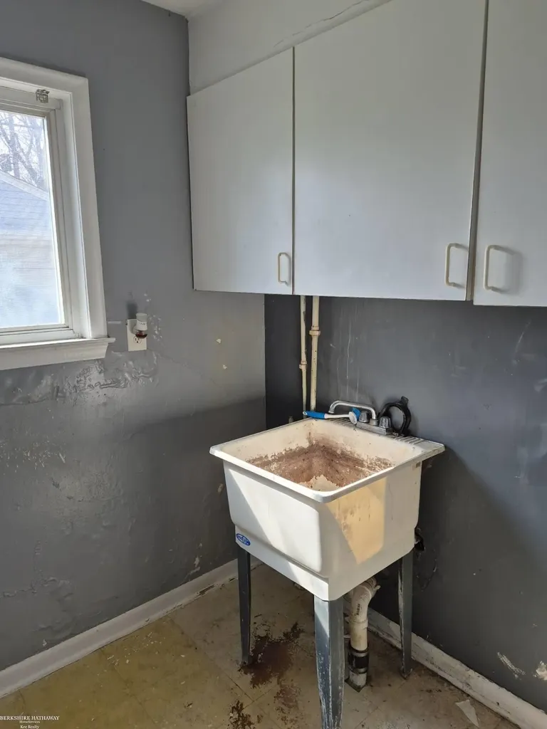 21893 Ehlert Avenue Warren City MI 48089