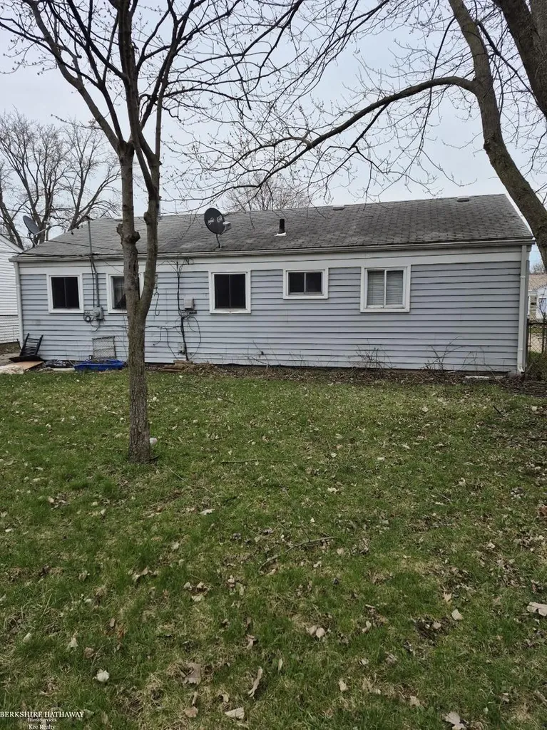 21893 Ehlert Avenue Warren City MI 48089