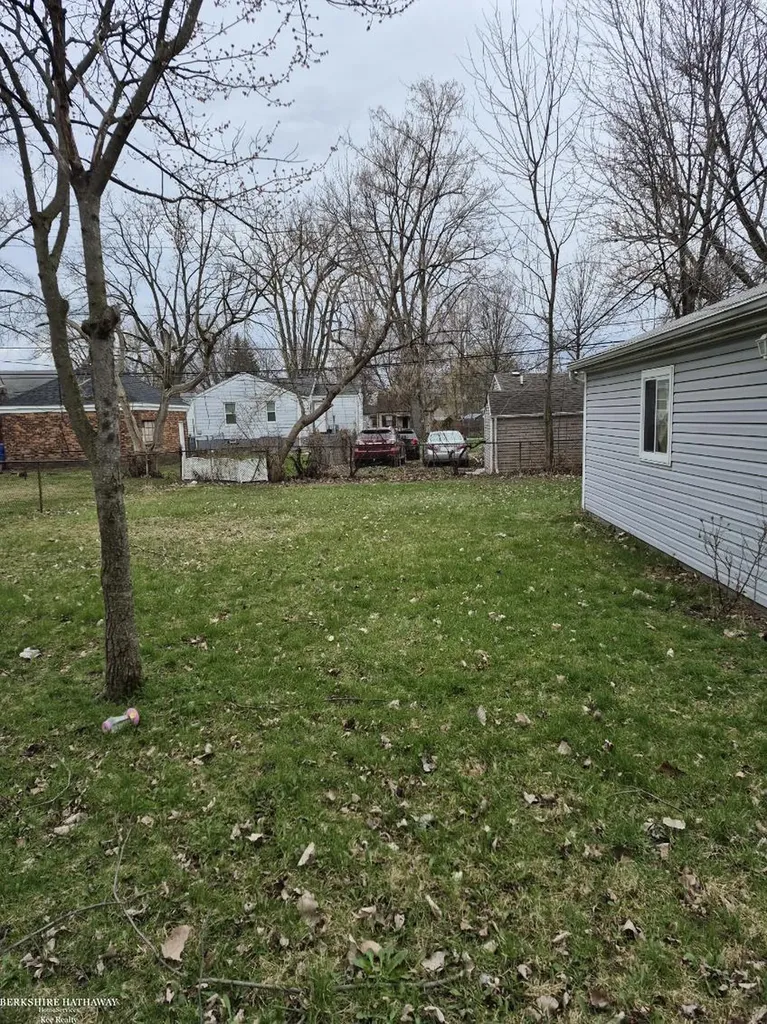 21893 Ehlert Avenue Warren City MI 48089