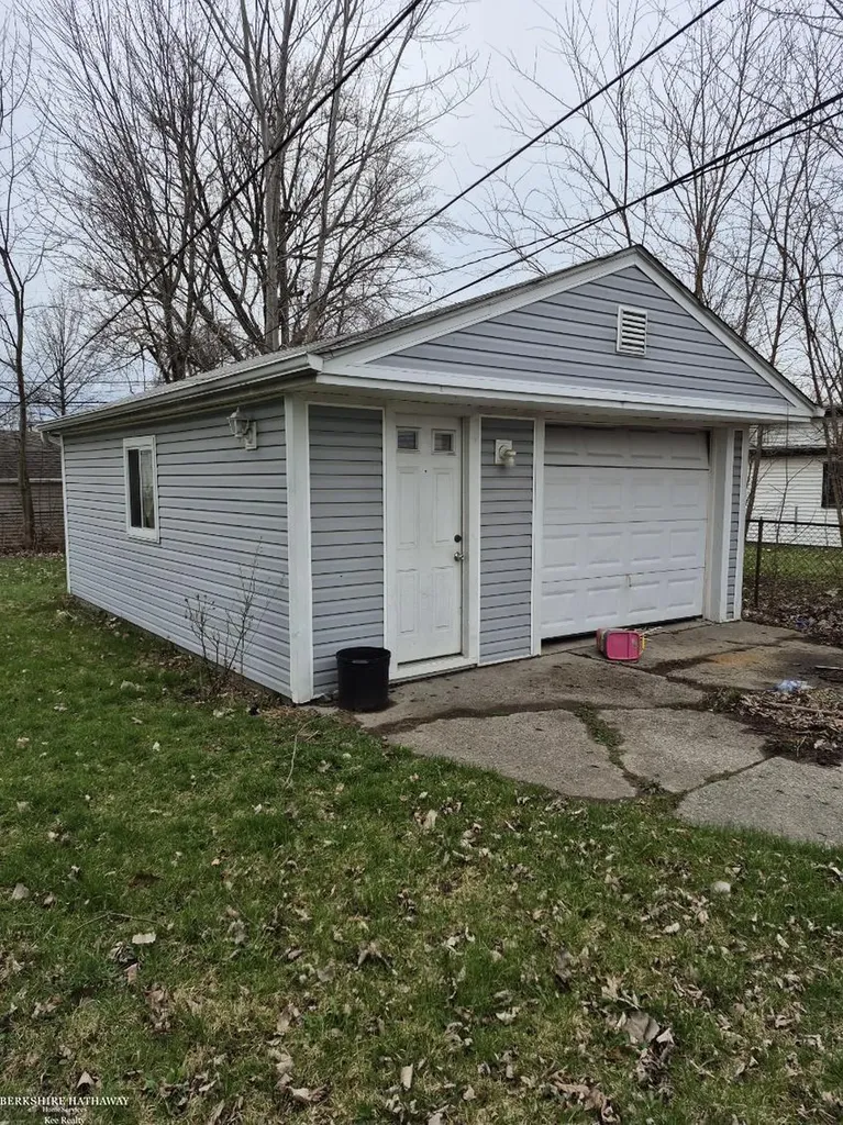 21893 Ehlert Avenue Warren City MI 48089