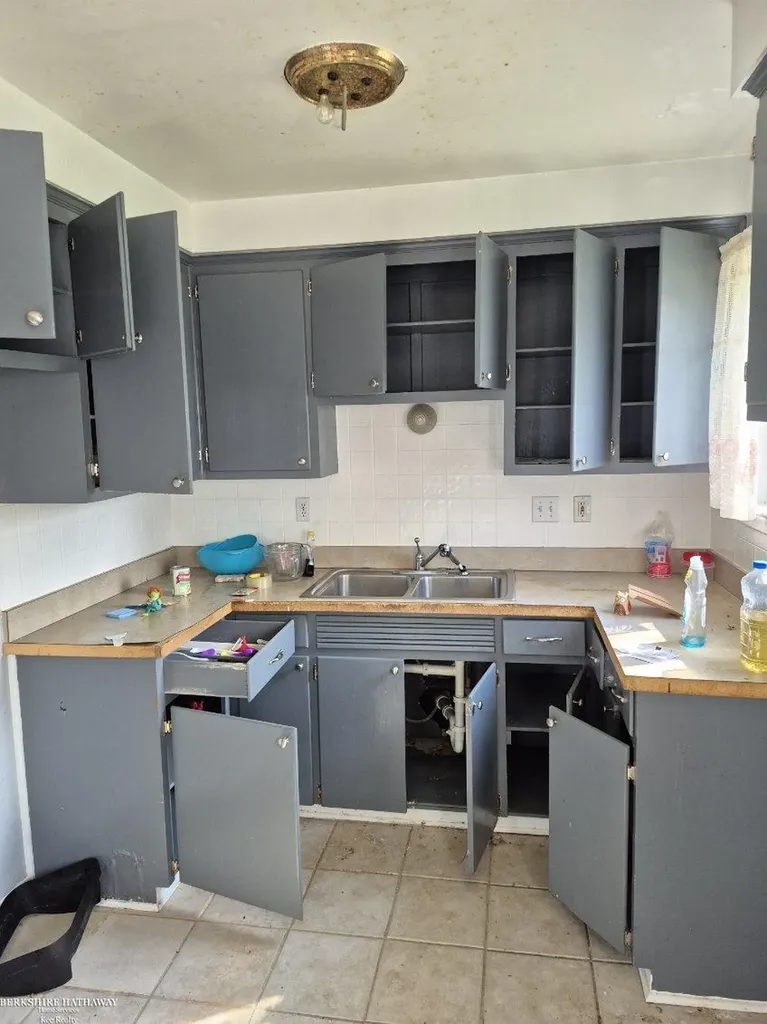 21893 Ehlert Avenue Warren City MI 48089