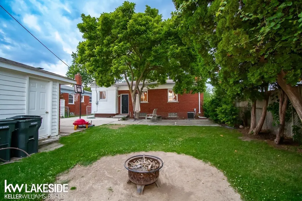21606 Arrowhead Street St. Clair Shores City MI 48082