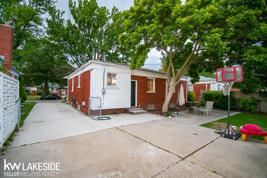 21606 Arrowhead Street St. Clair Shores City MI 48082