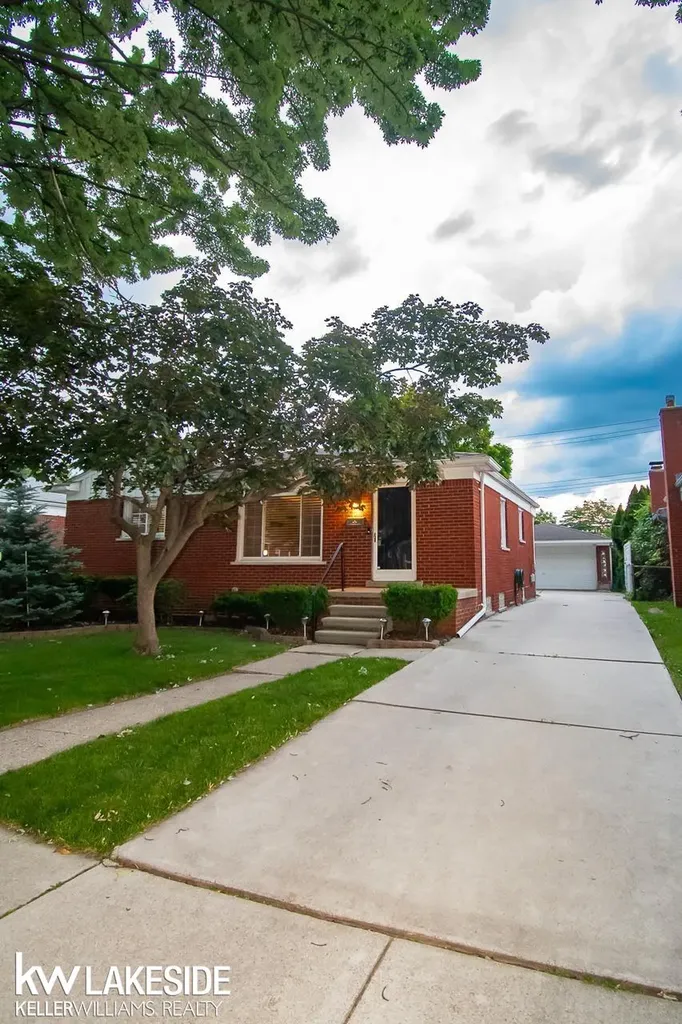 21606 Arrowhead Street St. Clair Shores City MI 48082