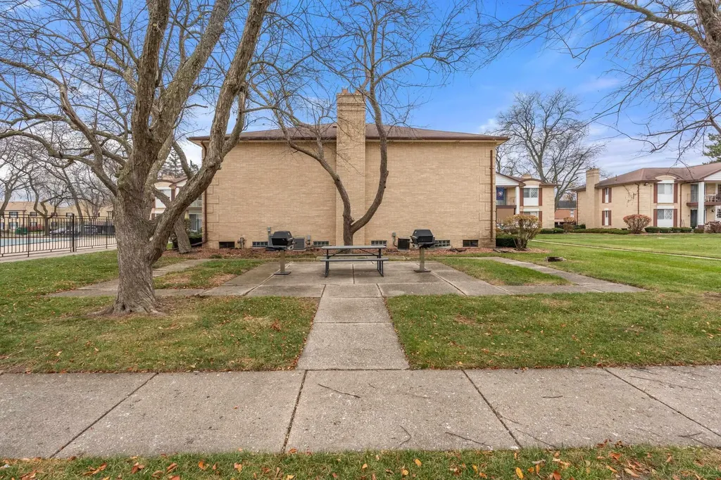 29265 Hayes Road Warren City MI 48088