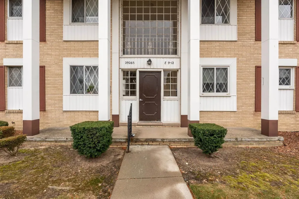 29265 Hayes Road Warren City MI 48088