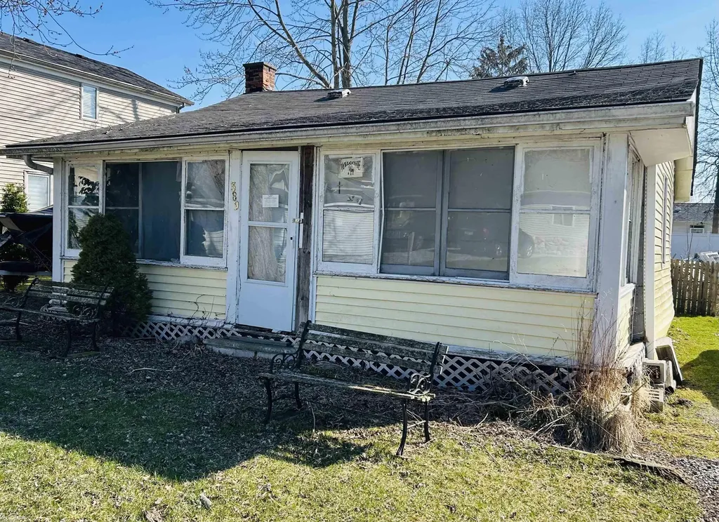 389 S Parkway Drive Clay Township MI 48001