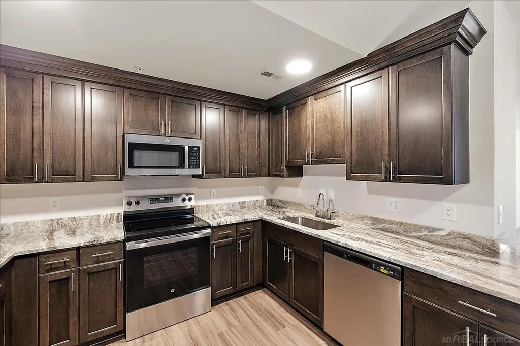 8292 Heywood Circle Sterling Heights City MI 48312