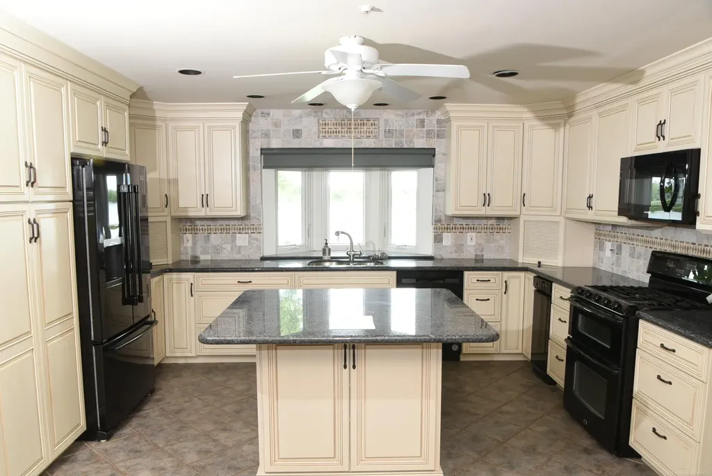 4243 River Road East China Township MI 48054