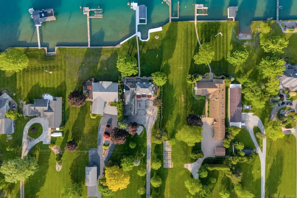 4243 River Road East China Township MI 48054