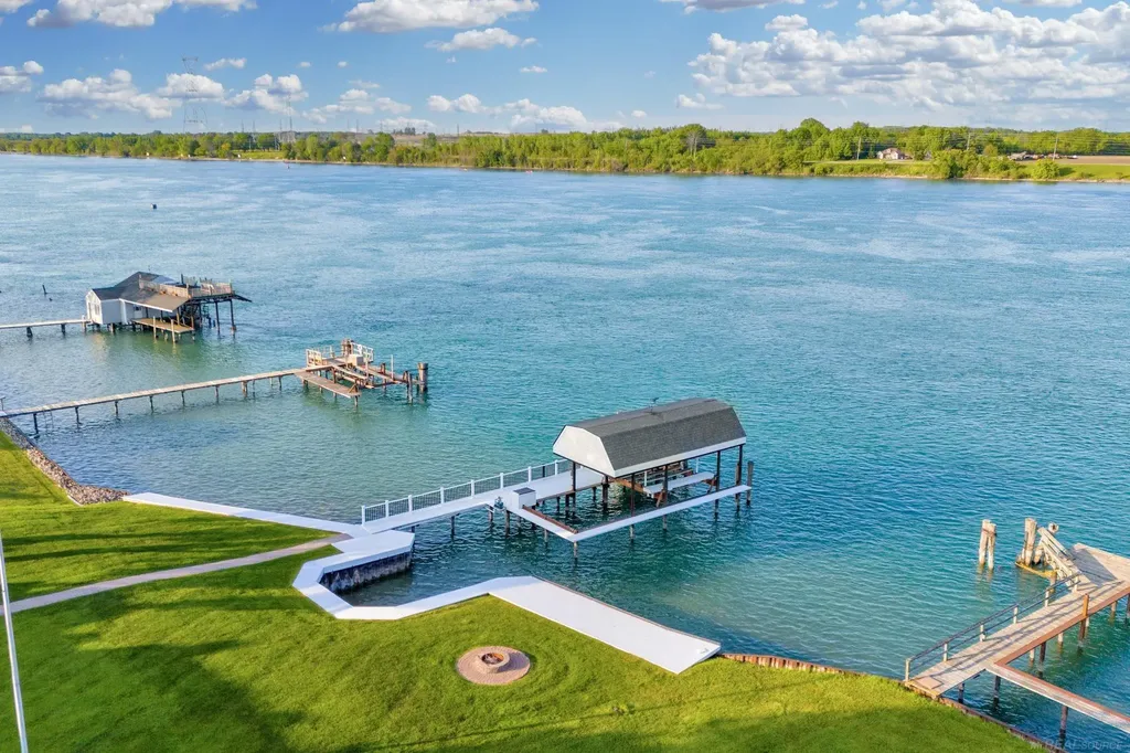4243 River Road East China Township MI 48054