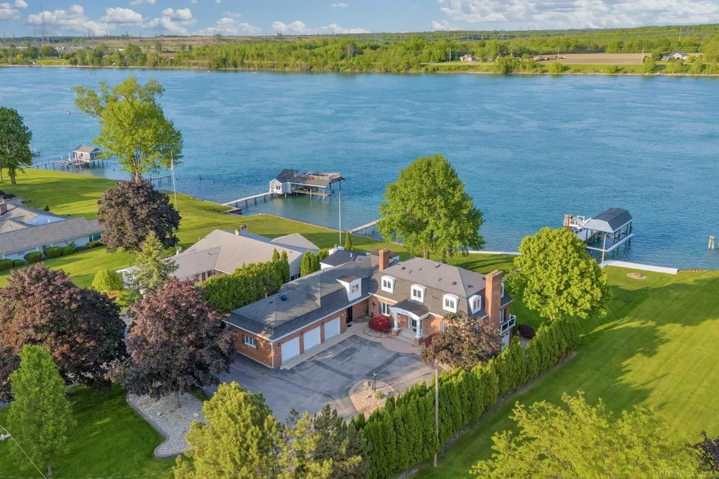 4243 River Road East China Township MI 48054