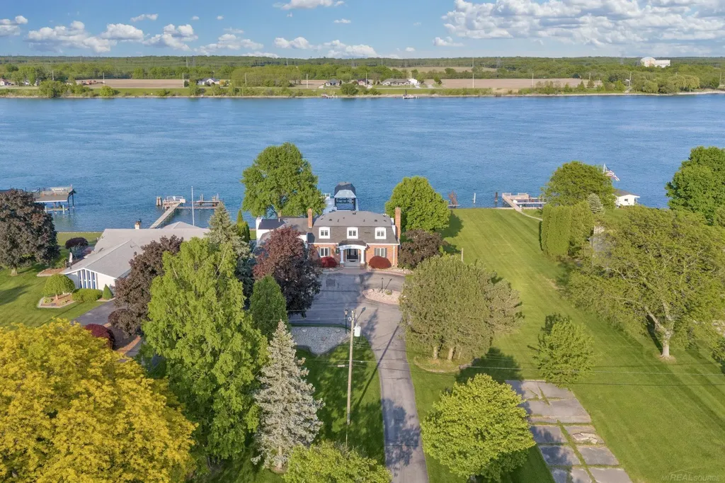 4243 River Road East China Township MI 48054