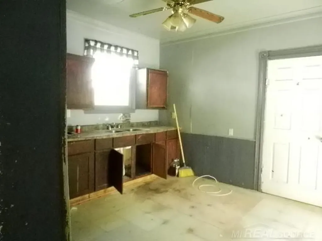 33 Parkview Avenue Mt. Clemens City MI 48043