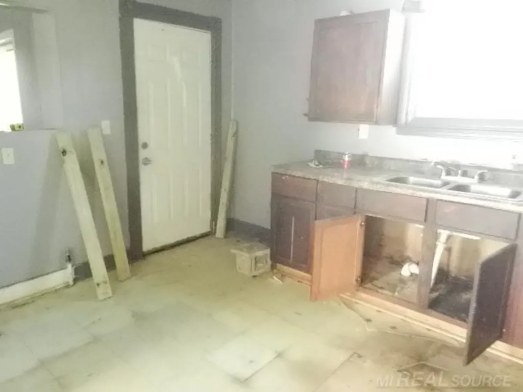 33 Parkview Avenue Mt. Clemens City MI 48043