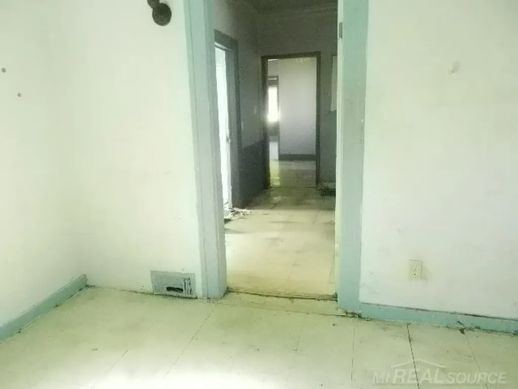 33 Parkview Avenue Mt. Clemens City MI 48043