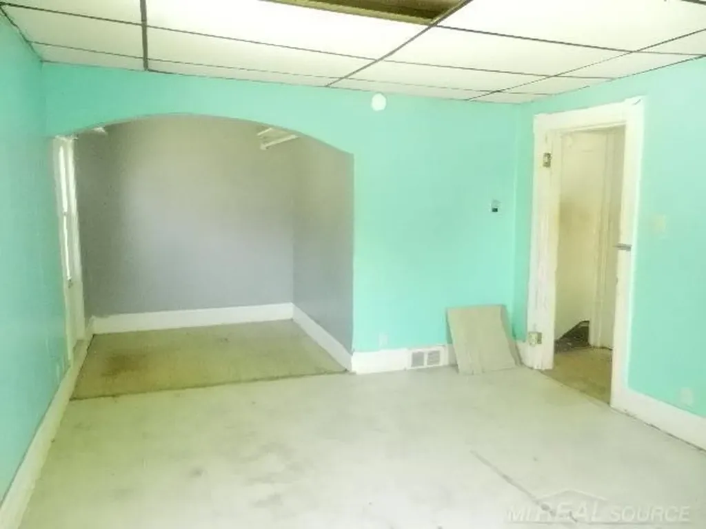 33 Parkview Avenue Mt. Clemens City MI 48043