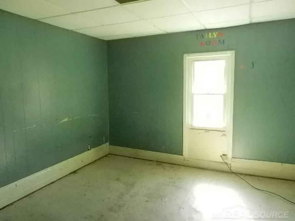 33 Parkview Avenue Mt. Clemens City MI 48043