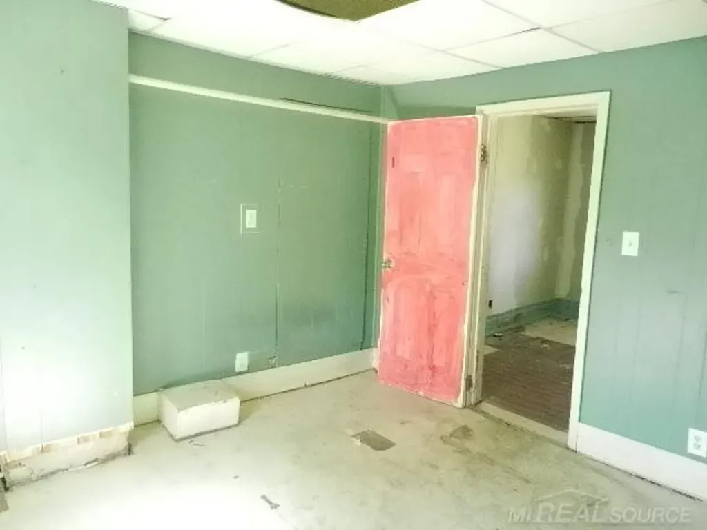 33 Parkview Avenue Mt. Clemens City MI 48043