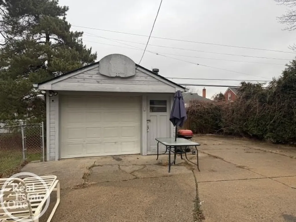 22138 Brittany Avenue Eastpointe City MI 48021
