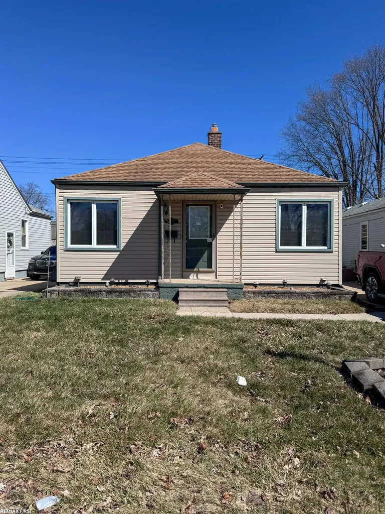 19389 Roscommon Street Harper Woods City MI 48225