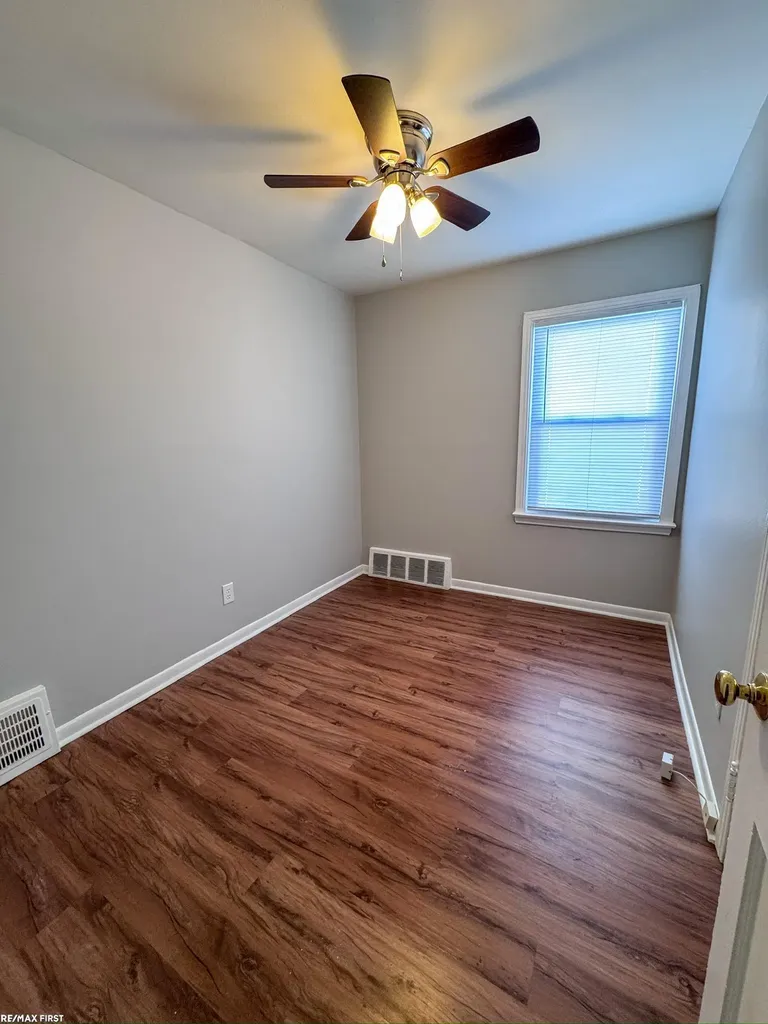 19389 Roscommon Street Harper Woods City MI 48225