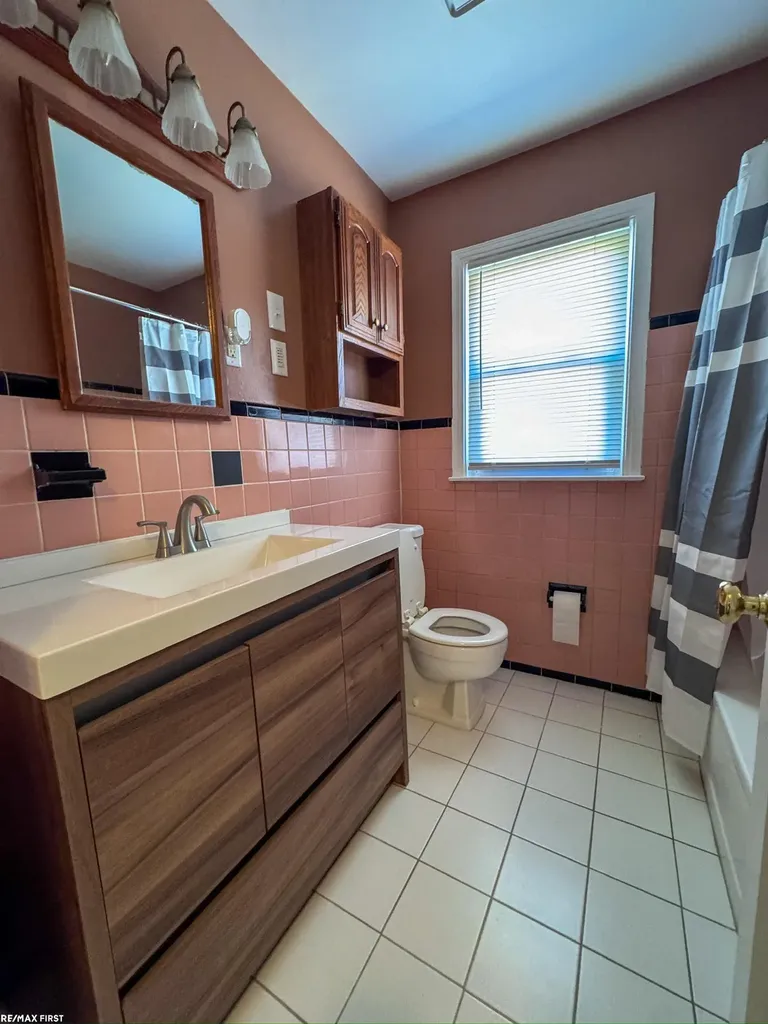 19389 Roscommon Street Harper Woods City MI 48225