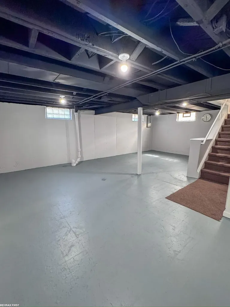 19389 Roscommon Street Harper Woods City MI 48225