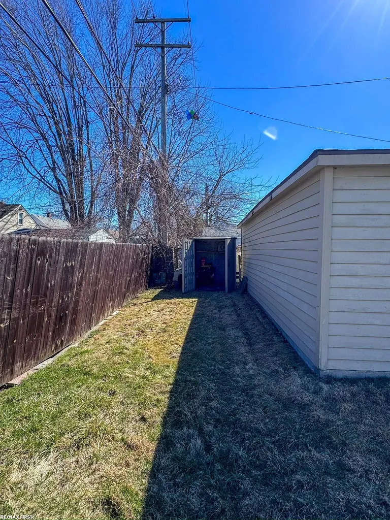 19389 Roscommon Street Harper Woods City MI 48225
