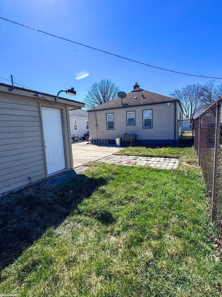 19389 Roscommon Street Harper Woods City MI 48225