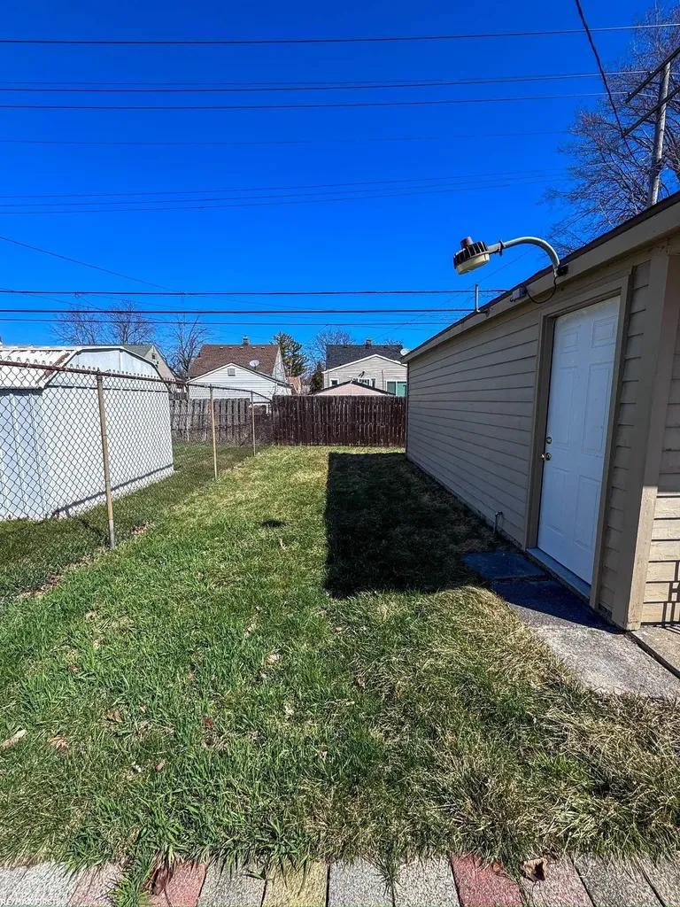 19389 Roscommon Street Harper Woods City MI 48225