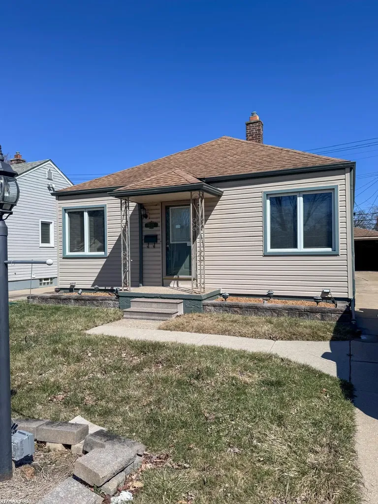 19389 Roscommon Street Harper Woods City MI 48225