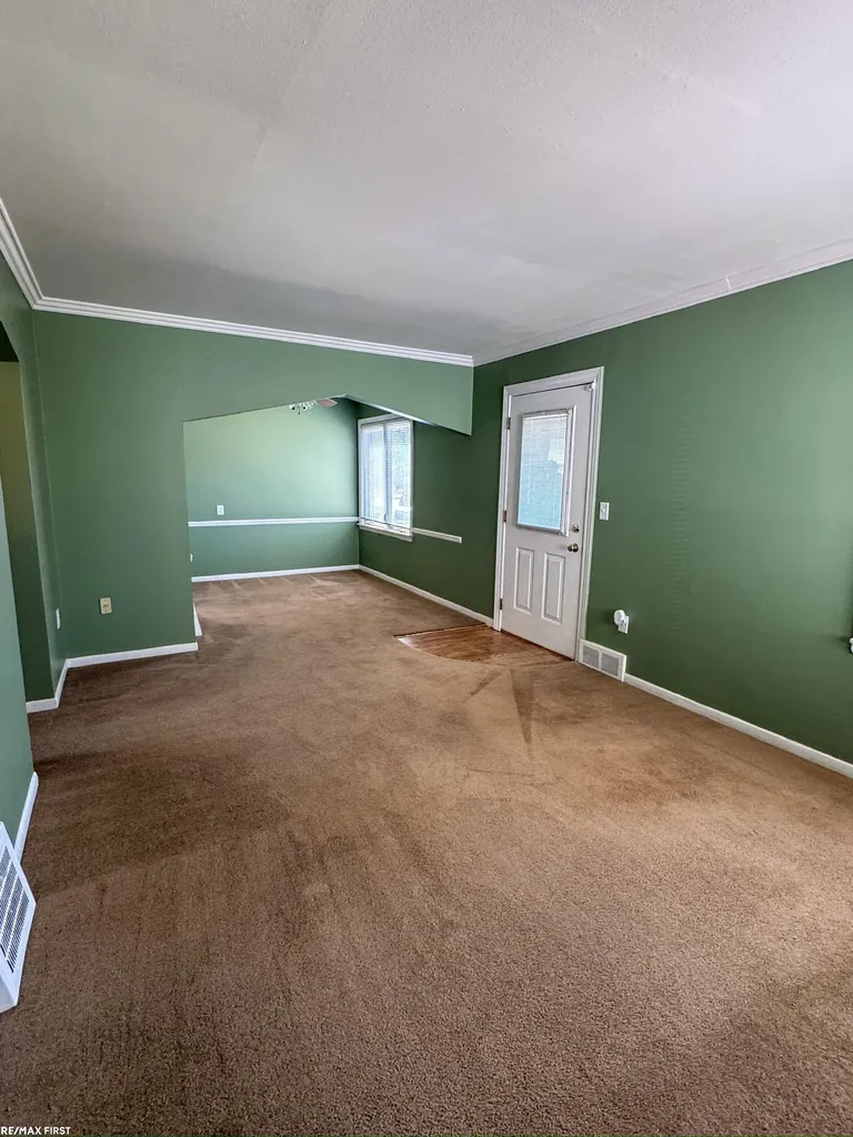 19389 Roscommon Street Harper Woods City MI 48225