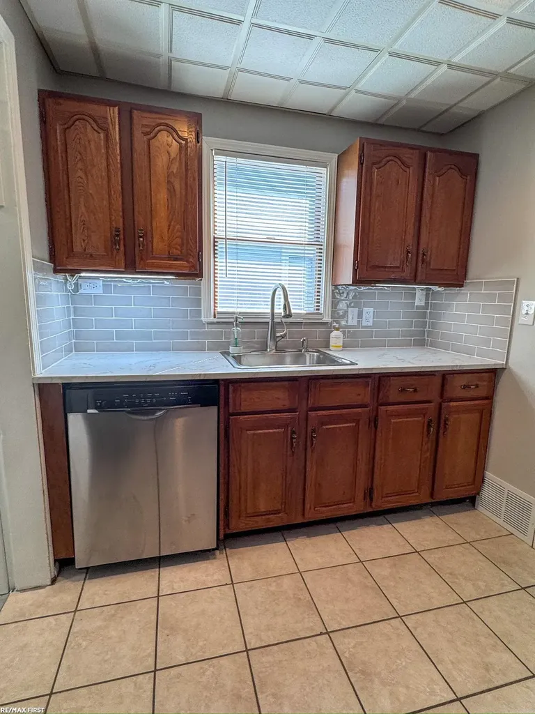 19389 Roscommon Street Harper Woods City MI 48225