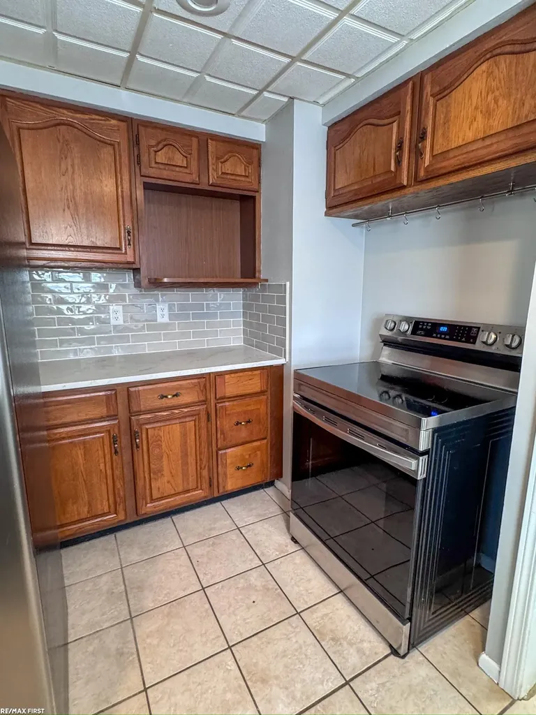 19389 Roscommon Street Harper Woods City MI 48225